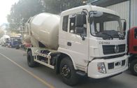 Chine couleur de mode d&#039;entraînement du camion 4X2 du mélangeur 6m3 concret adaptée aux besoins du client avec le moteur de Yuchai usine